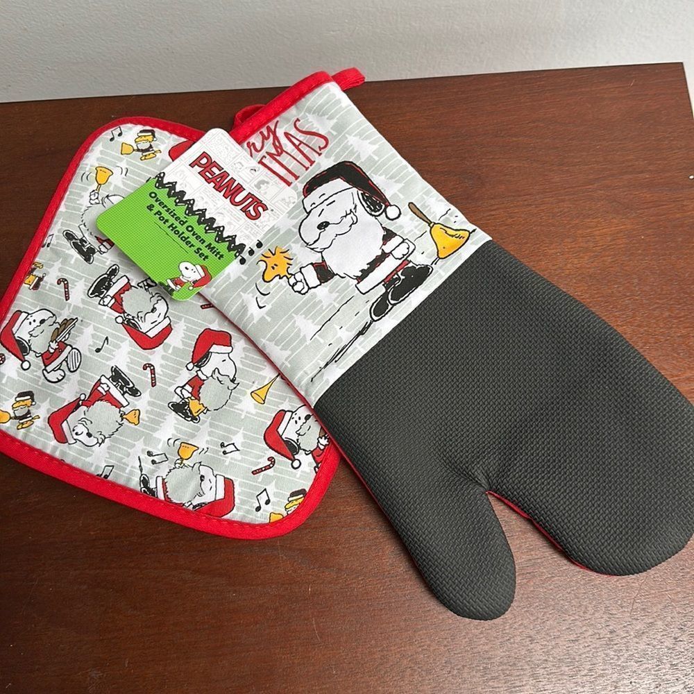 Snoopy Santa oversized mitt & pot holder set